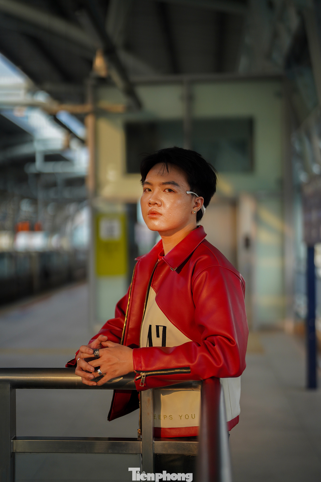 Bạn Đức Trung (sinh viên ĐH Mỹ Thuật TPHCM) chuẩn bị bộ cánh ấn tượng để chụp ảnh.