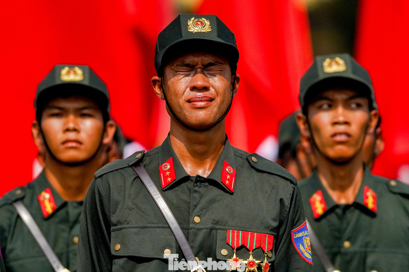 Chiến sĩ CSCĐ xúc động khi quân nhạc vang. Giọt nước mắt tự hào của một nam chiến sĩ cảnh sát cơ động đã khiến nhiều người xúc động. Trong không khí trang nghiêm của buổi lễ diễu binh, khi tiếng nhạc hành quân hùng tráng vang lên, những người chiến sĩ sải bước đều tăm tắp, khí thế ngút trời. Nhưng đằng sau vẻ ngoài mạnh mẽ, kiên cường ấy là những trái tim đang rung động mãnh liệt.