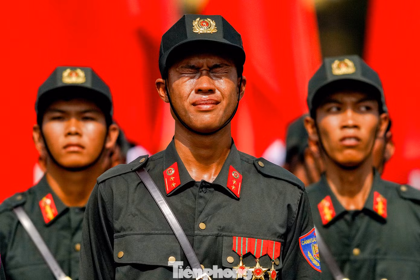 Chiến sĩ CSCĐ xúc động khi quân nhạc vang. Giọt nước mắt tự hào của một nam chiến sĩ cảnh sát cơ động đã khiến nhiều người xúc động. Trong không khí trang nghiêm của buổi lễ diễu binh, khi tiếng nhạc hành quân hùng tráng vang lên, những người chiến sĩ sải bước đều tăm tắp, khí thế ngút trời. Nhưng đằng sau vẻ ngoài mạnh mẽ, kiên cường ấy là những trái tim đang rung động mãnh liệt.