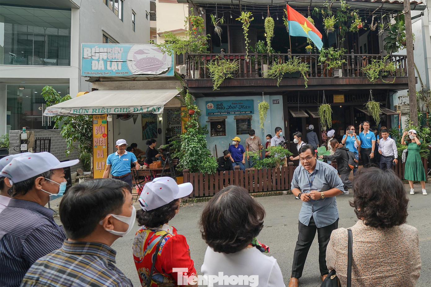 Thực hiện chiến lược của UBND TPHCM về tiếp tục hoàn thiện, nâng chất sản phẩm du lịch theo hướng mỗi quận – huyện và thành phố Thủ Đức có ít nhất một sản phẩm du lịch, UBND Quận 1 đã tổ chức ra mắt sản phẩm du lịch “quen mà lạ” trên địa bàn bằng 2 tour đặc trưng được làm mới: tour “Ký ức Biệt động Sài Gòn” và tour “Quận 1 – Sống động Sài Gòn” vào sáng 20-21/8. Trong ảnh, đoàn khách đang có mặt trước nhà 113, đường Đặng Dung, một căn cứ BĐSG.
