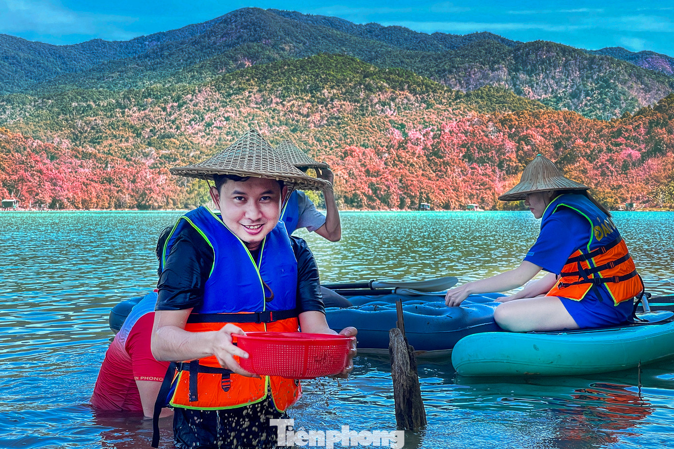 Độc đáo hơn chính là trải nghiệm bơi thuyền SUB đi mò hến. Phần chế biến món hến xúc bánh tráng sẽ được đội hỗ trợ trên đảo Du Mục thực hiện. Độc đáo hơn chính là trải nghiệm bơi thuyền SUB đi mò hến. Phần chế biến món hến xúc bánh tráng sẽ được đội hỗ trợ trên đảo Du Mục thực hiện.