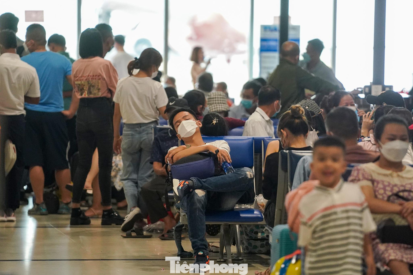 Giờ cao điểm quốc nội là 6h sáng với hơn 5.000 khách/giờ. Các khung giờ khác trong ngày trung bình 3.000 khách/giờ.