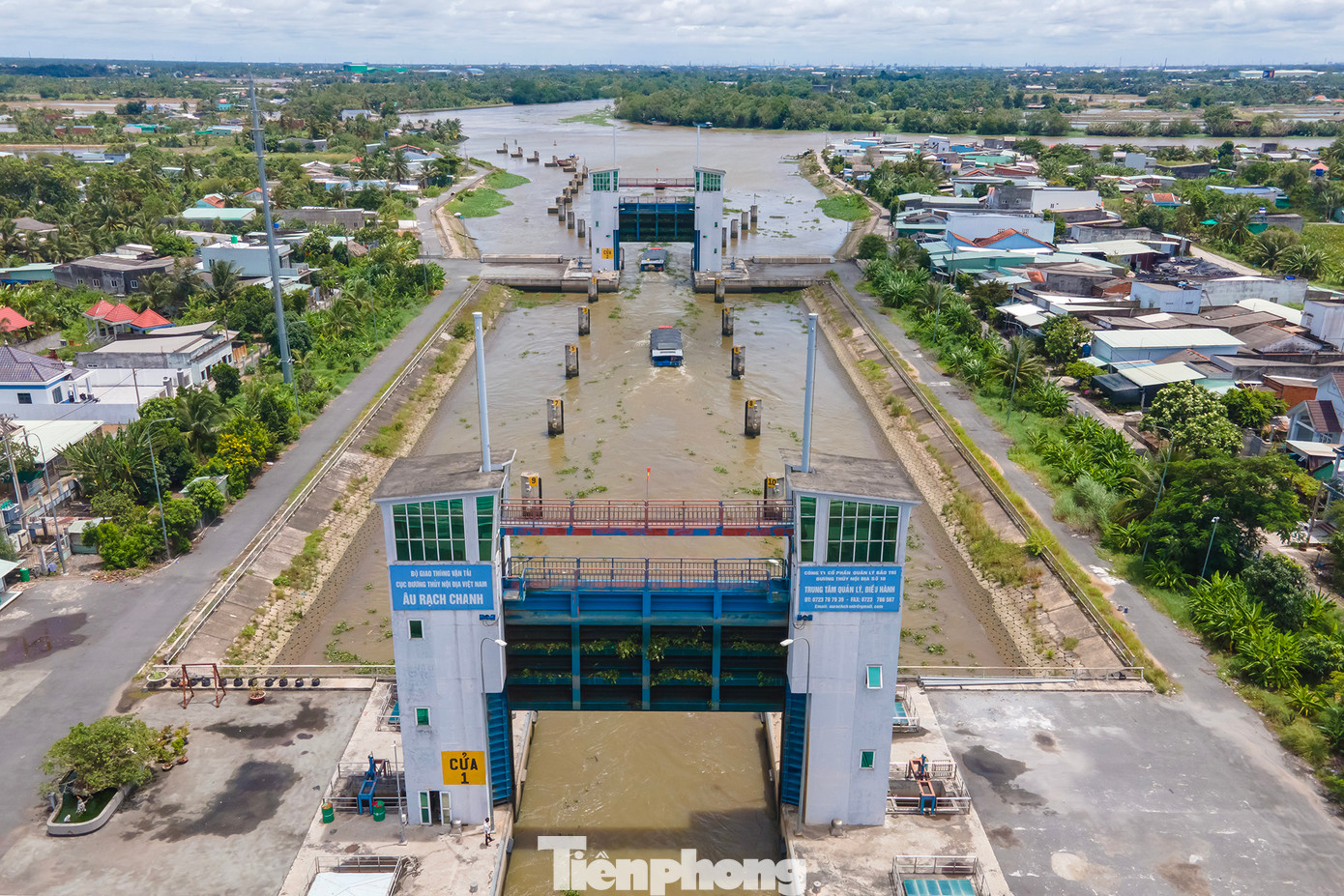 "Có một lợi ích rất lớn của âu tàu là sau khi đưa vào vận hành có thể đóng mở hai cửa để điều chỉnh độ mặn, tránh xâm nhập mặn", một nhân viên vận hành chia sẻ.