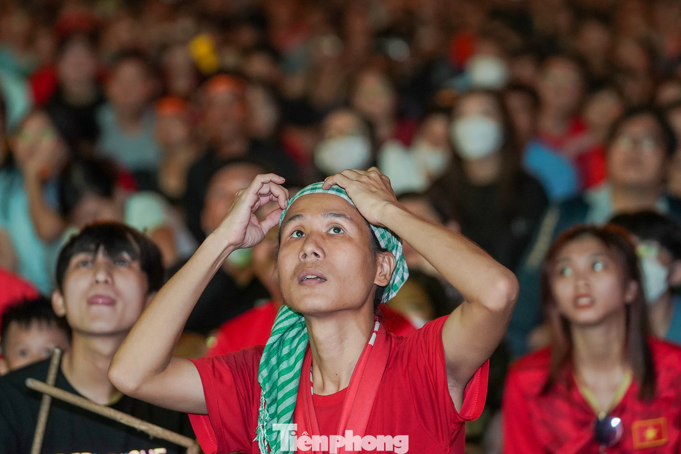 Đội tuyển Việt Nam chơi bế tắc, khó càng thêm khó khiến nét lo lắng hiện rõ trên gương mặt của người hâm mộ.