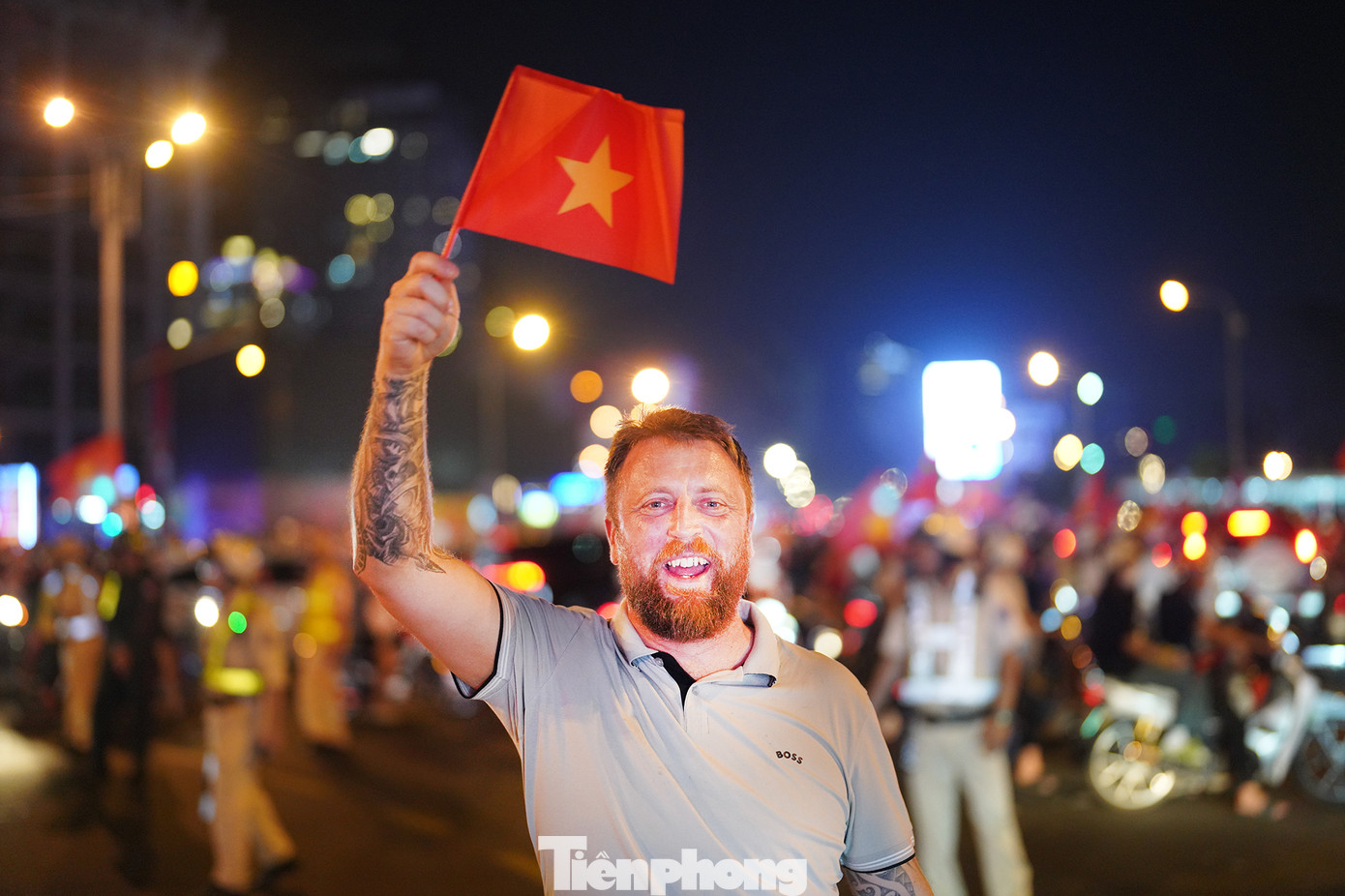 Chiến thắng của đội tuyển Việt Nam và cách cổ vũ cuồng nhiệt trở thành gia vị độc đáo trong những chuyến thăm của du khách quốc tế.