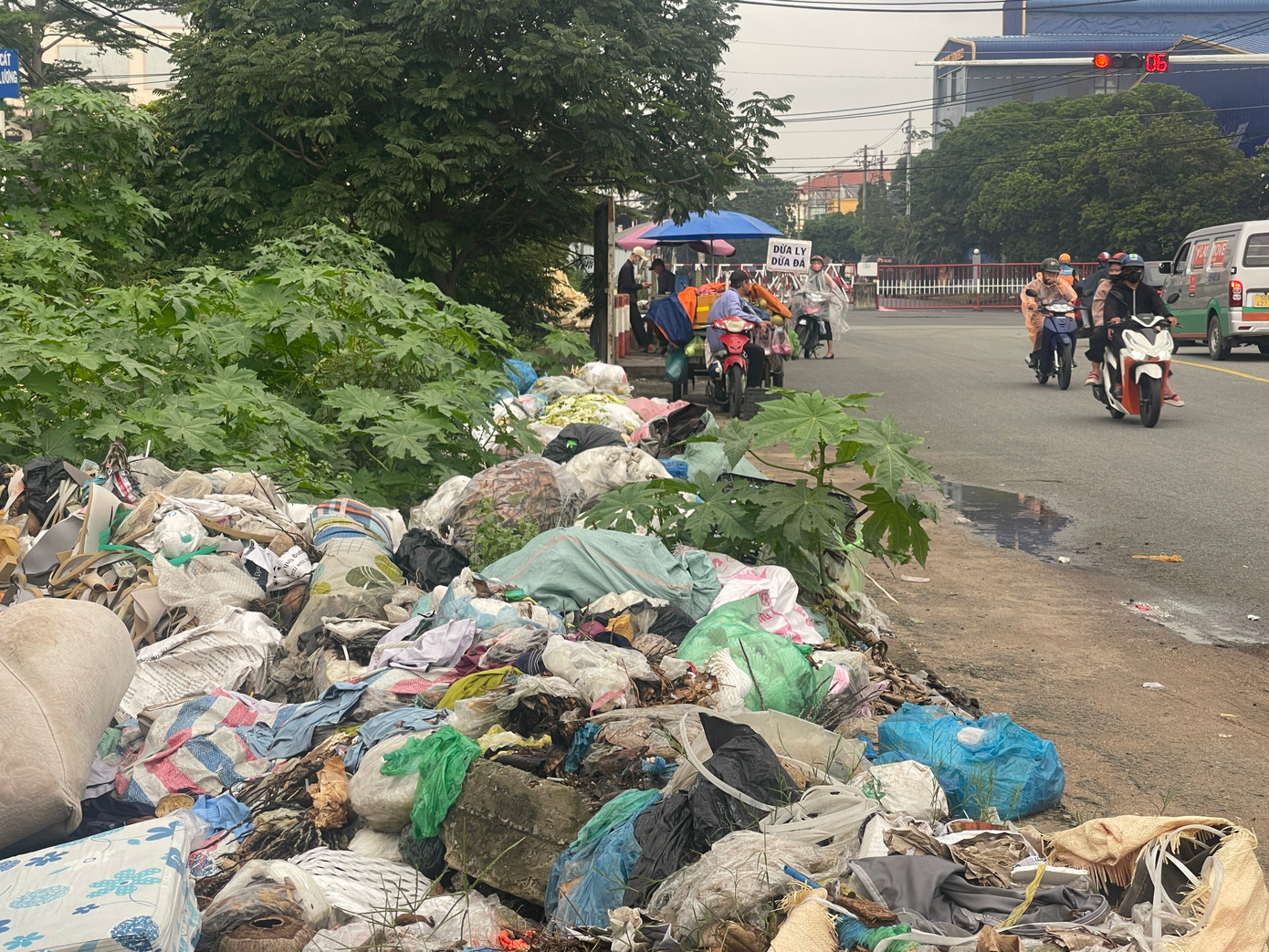 Tại vị trí này có một vài quầy bán hàng rong tự phát, người mua kẻ bán ngay bên cạnh đống rác ô nhiễm Tại vị trí này có một vài quầy bán hàng rong tự phát, người mua kẻ bán ngay bên cạnh đống rác ô nhiễm
