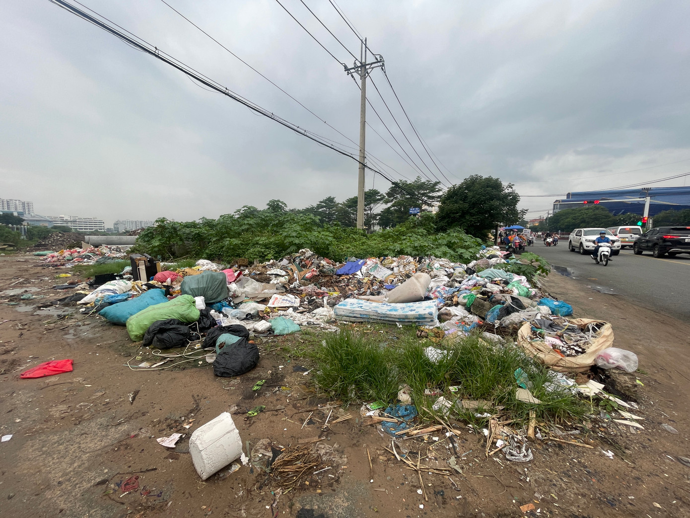 Theo một số người dân, bãi rác trên vừa mới hình thành do một số người đổ trộm, các chủ hàng chợ tự phát thải ra ngay tại chỗ. Theo một số người dân, bãi rác trên vừa mới hình thành do một số người đổ trộm, các chủ hàng chợ tự phát thải ra ngay tại chỗ.