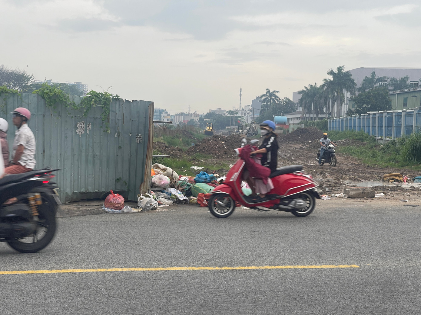 Rác chắn lối vào công trường xây dựng bờ kè kênh Tham Lương. Rác chắn lối vào công trường xây dựng bờ kè kênh Tham Lương.