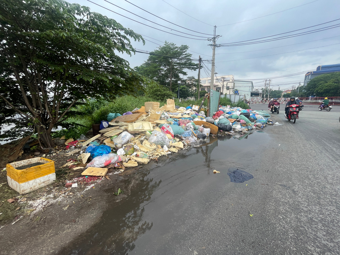 Rác chất đống dọc theo vỉa hè trên cầu M1. Rác chất đống dọc theo vỉa hè trên cầu M1.