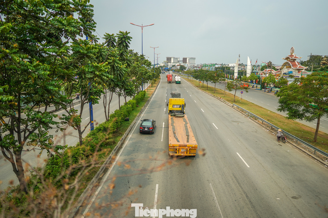 Xa lộ Hà Nội dài hơn 15km bắt đầu từ cầu Sài Gòn đến ngã ba Trạm 2, kết nối trực tiếp với Bình Dương, Đồng Nai, là trục giao thông huyết mạch của cửa ngõ phía Đông TP.HCM, song hành với tuyến Metro số 1 (Bến Thành - Suối Tiên).