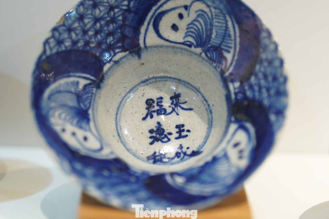 Chiếc bát lòng nhỏ, miệng loe còn có tên gọi là bát chiết yêu, từng được sử dụng khá phổ biến trong đời sống hằng ngày của người Việt. Theo một số nhà nghiên cứu, “chiết yêu&quot; có nghĩa là gãy ở lưng. Bát chiết yêu là bát có chỗ thắt vào ở ngang hông, chia bát làm hai phần rõ rệt. Ngày nay, ít ai còn biết rằng nguyên thủy nó được gọi là bát thủy tiên, vì làm ra với hình dáng như vậy để trồng thủy tiên.