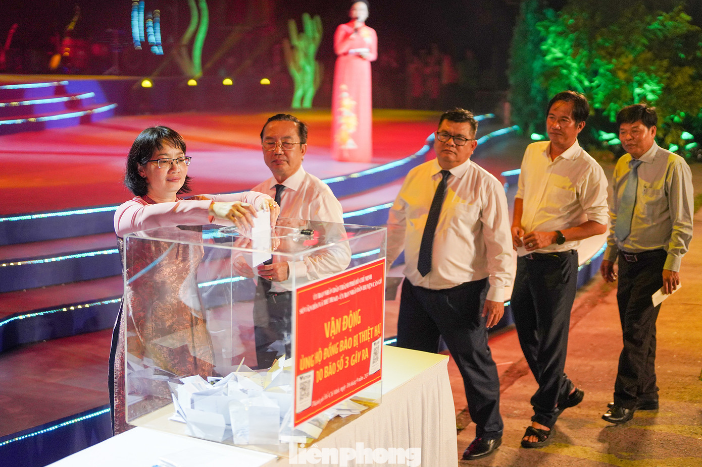 Bà Trần Thị Diệu Thúy, Phó chủ tịch UBND TPHCM dẫn đầu đoàn cán bộ quyên góp ủng hộ đồng bào bị bão lũ miền Bắc.