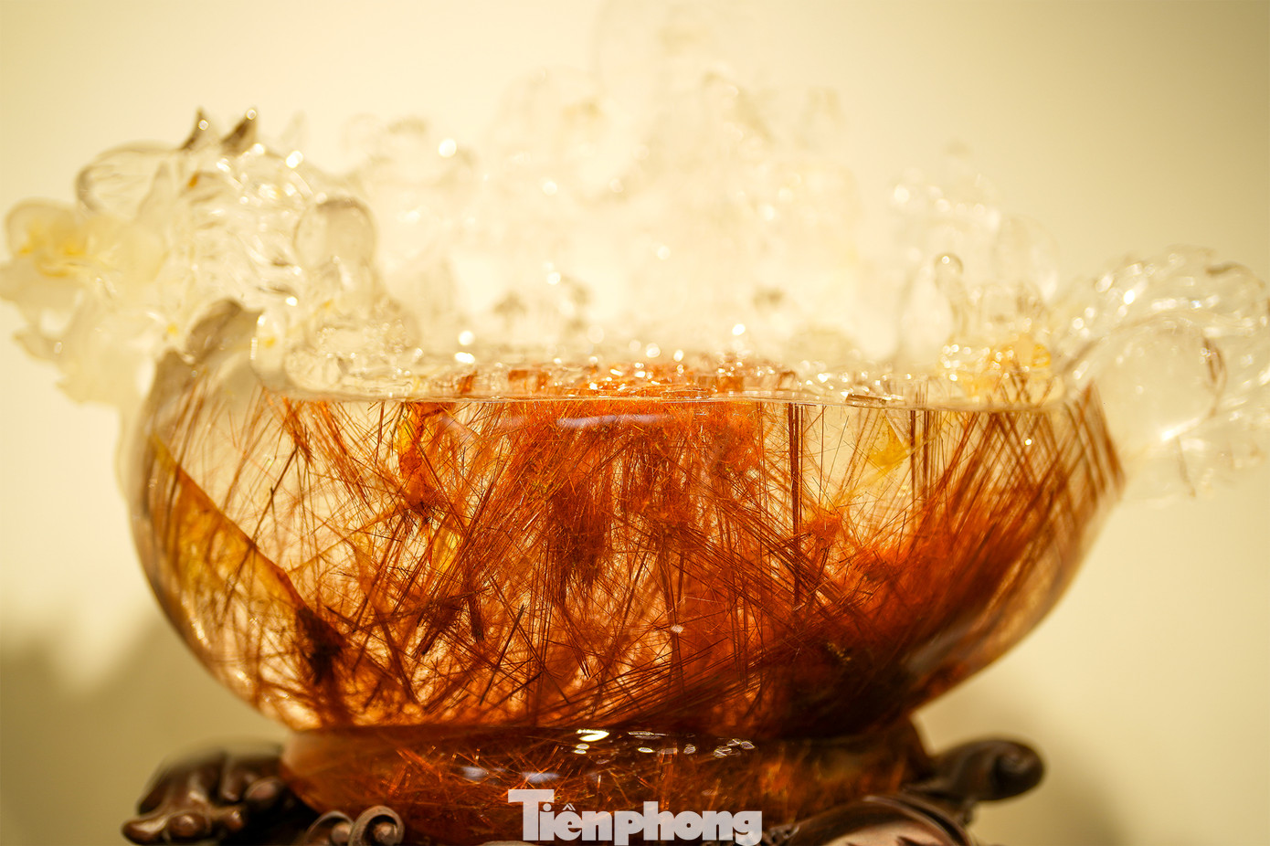 Tác phẩm Thuyền Bát nhã từ chất liệu thạch anh "tóc nâu đỏ" có nguồn gốc từ Nam Mỹ. Độ cứng chất liệu này ở mức 7,5.