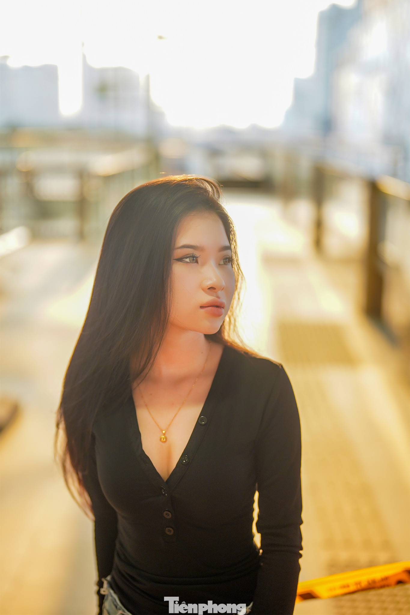 Nữ sinh trường công nghệ sinh năm 2003 cho biết: "Từ khi tàu chạy đến giờ em vẫn chưa có tấm ảnh nào với địa điểm đặc biệt này. Nay em cùng nhóm bạn ra đây chụp làm kỷ niệm.", Quỳnh chia sẻ.