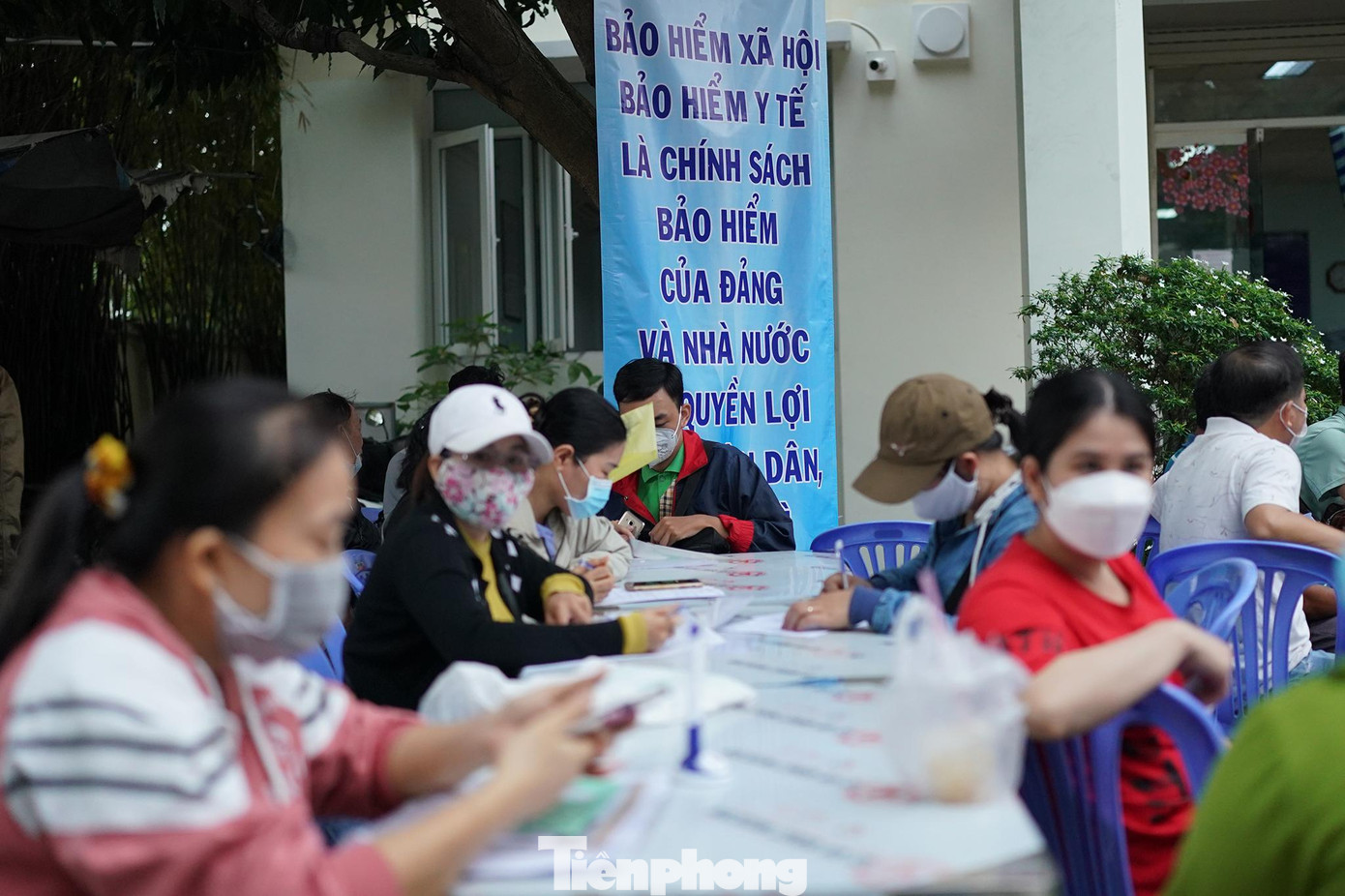 Tỷ lệ rút BHXH tăng tạo sức ép lớn lên ngân sách nhà nước chăm lo cho hệ thống an sinh và trợ cấp người cao tuổi không có lương hưu, đặc biệt khi Việt Nam đối mặt với tốc độ già hóa dân số ngày càng nhanh (năm 2030 dự kiến có 20% dân số trên 60 tuổi). Tỷ lệ rút BHXH tăng tạo sức ép lớn lên ngân sách nhà nước chăm lo cho hệ thống an sinh và trợ cấp người cao tuổi không có lương hưu, đặc biệt khi Việt Nam đối mặt với tốc độ già hóa dân số ngày càng nhanh (năm 2030 dự kiến có 20% dân số trên 60 tuổi).