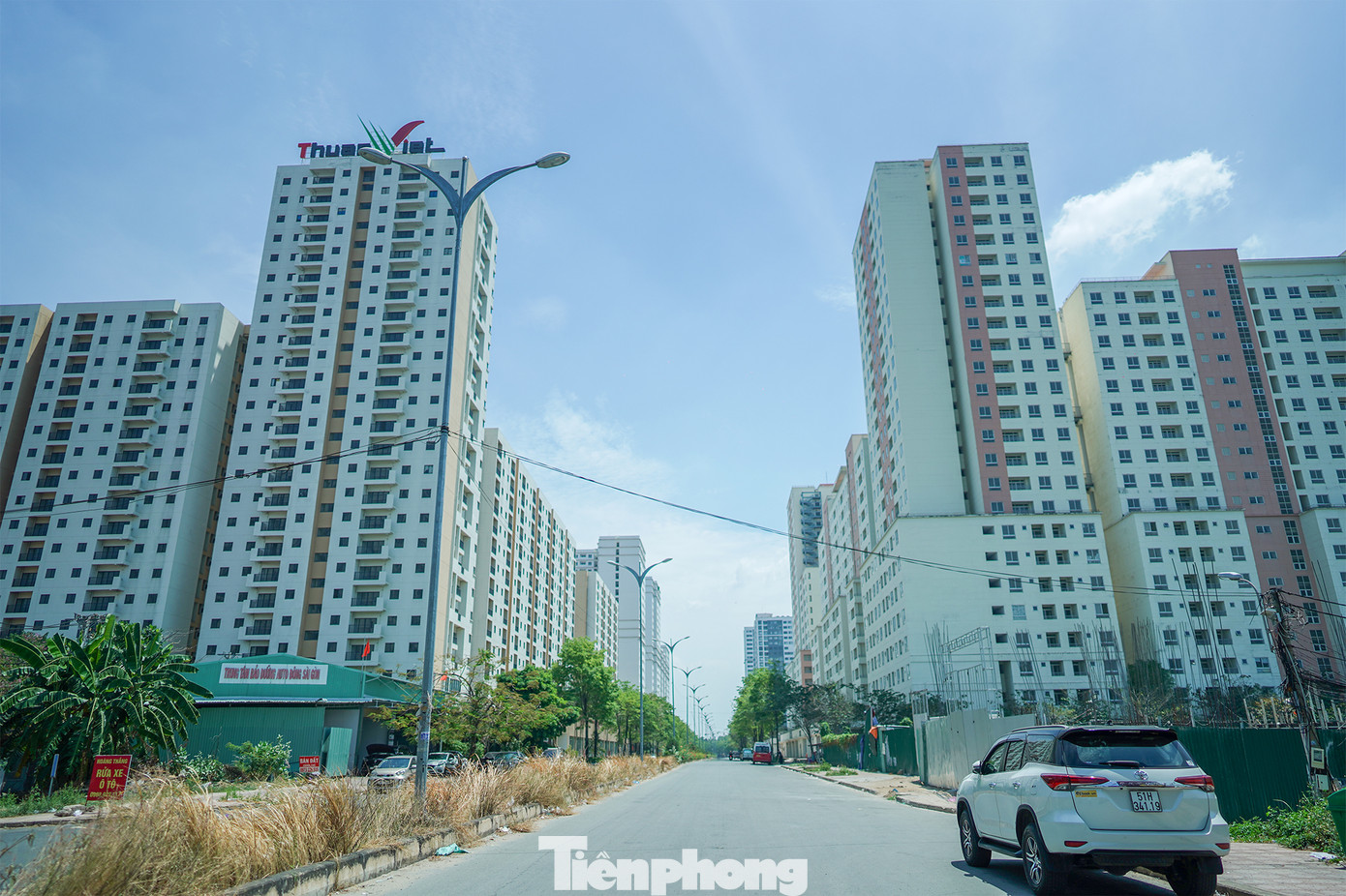 Khu tái định cư Bình Khánh do nhiều chủ đầu tư như Tiến Phước, Trần Thái, Thuận Việt, Đức Khải, Keppel Land… xây dựng. Đây là khu tái định cư lớn nhất TPHCM tính đến nay.