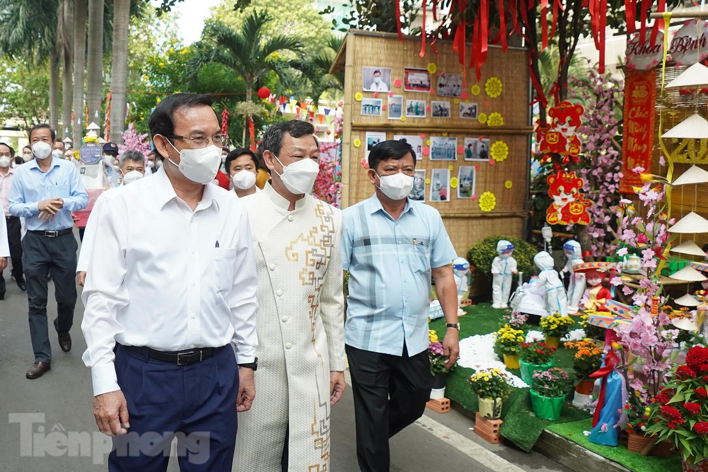 Ông Nguyễn Văn Nên, Bí thư Thành ủy TPHCM đến dự lễ khai mạc đường hoa và động viên tinh thần toàn thể y, bác sĩ, nhân viên y tế tại bệnh viện.