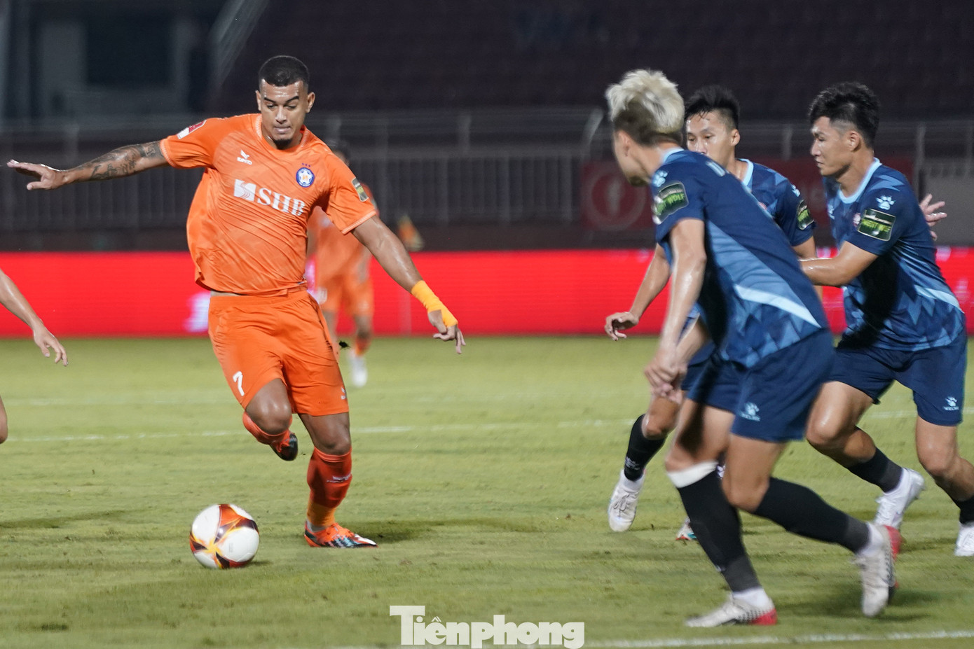 Cả CLB TPHCM và S.Đà Nẵng đều đang nằm ở nhóm cuối bảng xếp hạng, thậm chí đội khách SHB Đà Nẵng còn chưa tìm được trận thắng nào sau 9 vòng đấu liên tiếp. Cả CLB TPHCM và S.Đà Nẵng đều đang nằm ở nhóm cuối bảng xếp hạng, thậm chí đội khách SHB Đà Nẵng còn chưa tìm được trận thắng nào sau 9 vòng đấu liên tiếp.