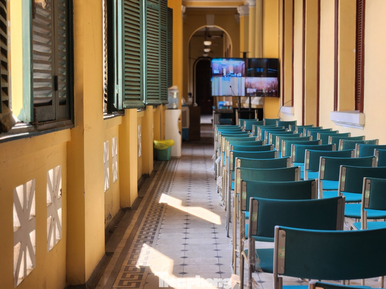 Với số lượng bị cáo và những người có liên quan được triệu tập rất lớn, TAND TPHCM dành cả khu vực hành lang để bố trí ghế ngồi.