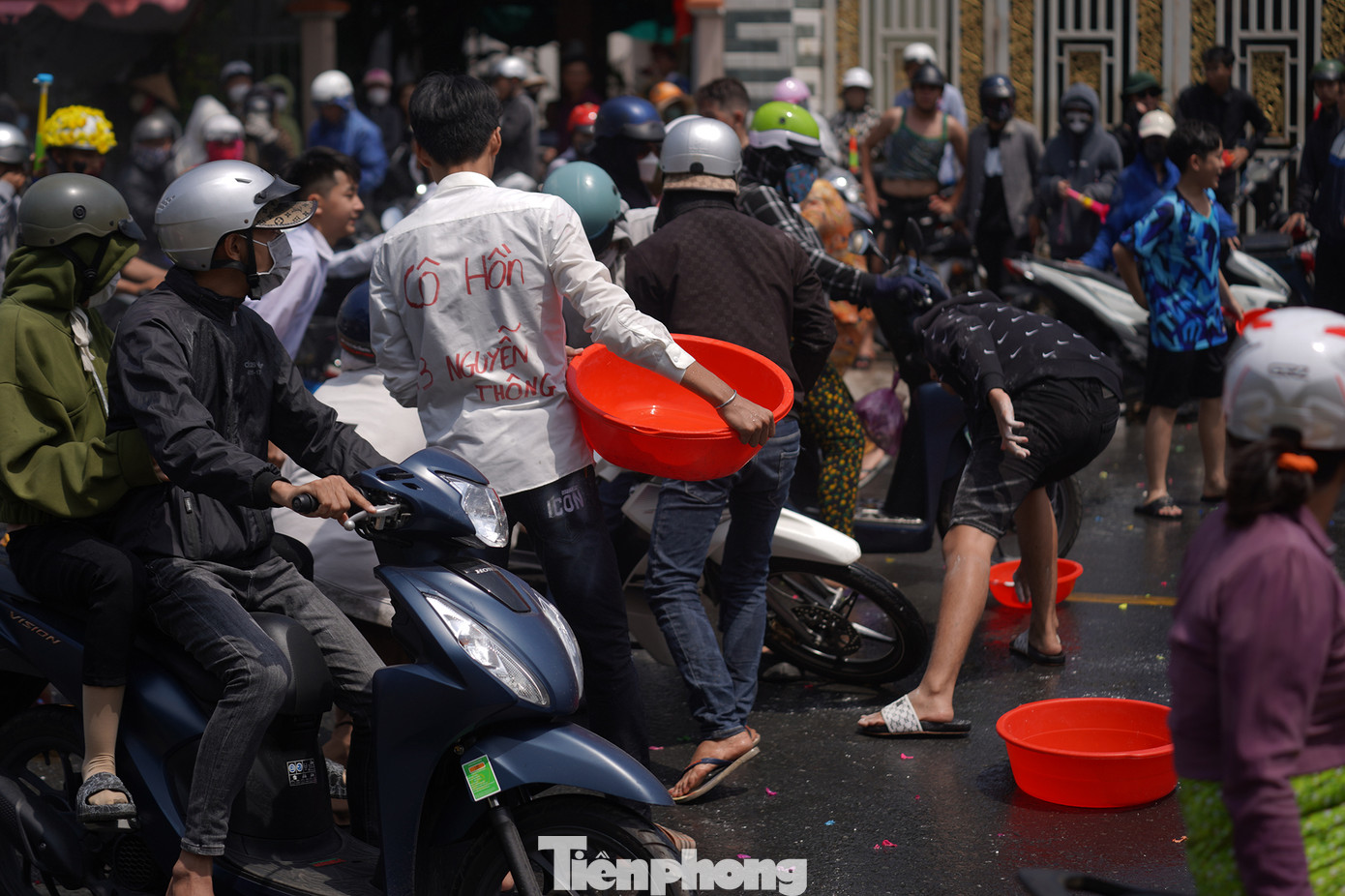 Đường ướt sũng nước, khá trơn trượt, nguy hiểm. Nhiều người đi đường bị té ngã sau những cú tạt nước.