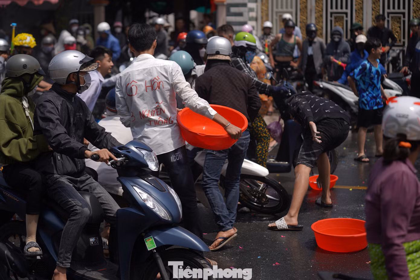 Đường ướt sũng nước, khá trơn trượt, nguy hiểm. Nhiều người đi đường bị té ngã sau những cú tạt nước.