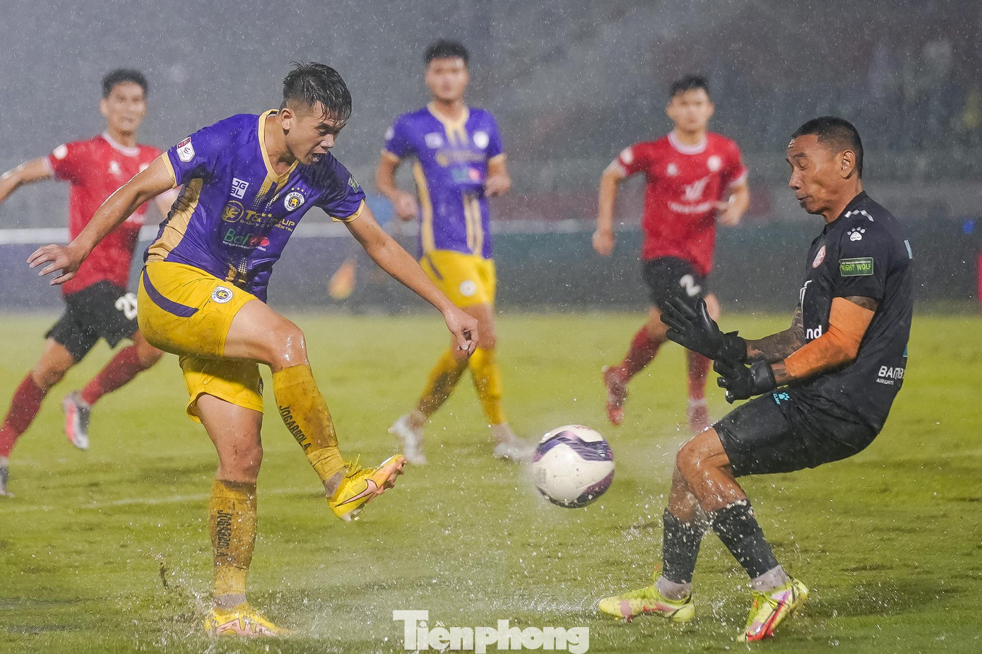 Hà Nội bắn phá liên tục khung thành CLB TPHCM suốt trận.