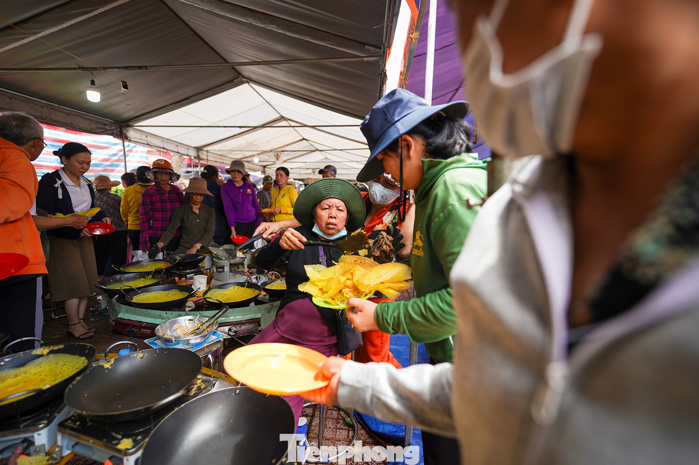 Tuy công việc vất vả nhưng nhóm đổ bánh xèo Tư Cuôl (An Giang) vẫn luôn tươi vui khi phục vụ. "Càng đổ càng vui, chả thấy mệt. Thấy người dân đứng chờ bánh, rồi xin thêm mình tự nhiên quên hết mệt", cô 6 Mai (70 tuổi) chia sẻ. Tuy công việc vất vả nhưng nhóm đổ bánh xèo Tư Cuôl (An Giang) vẫn luôn tươi vui khi phục vụ. "Càng đổ càng vui, chả thấy mệt. Thấy người dân đứng chờ bánh, rồi xin thêm mình tự nhiên quên hết mệt", cô 6 Mai (70 tuổi) chia sẻ.