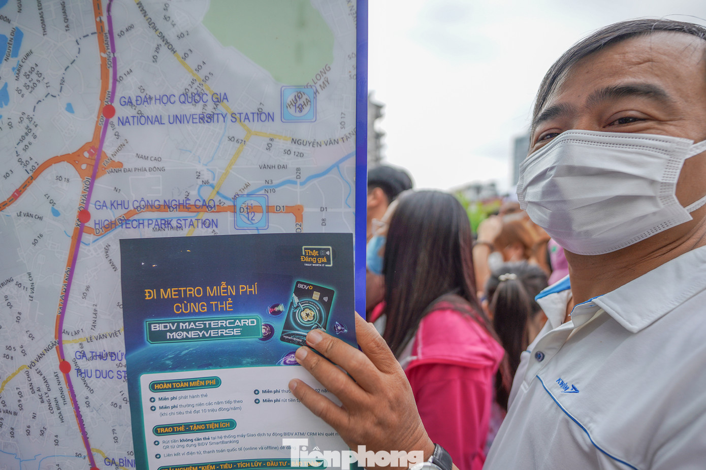 Anh Nguyễn Thiện (ngụ quận 11) cho biết anh có hai căn nhà ở quận 11 và TP Thủ Đức nên rất mong tuyến metro vận hành để thuận tiện đi lại. &quot;Hàng ngày, việc di chuyển bằng ô tô mất khá nhiều thời gian. Khi tuyến tàu metro chạy, mình sẽ sử dụng thường xuyên nhằm tiết kiệm thời gian vì sẽ không bị kẹt xe&quot;, anh Thiện chia sẻ.