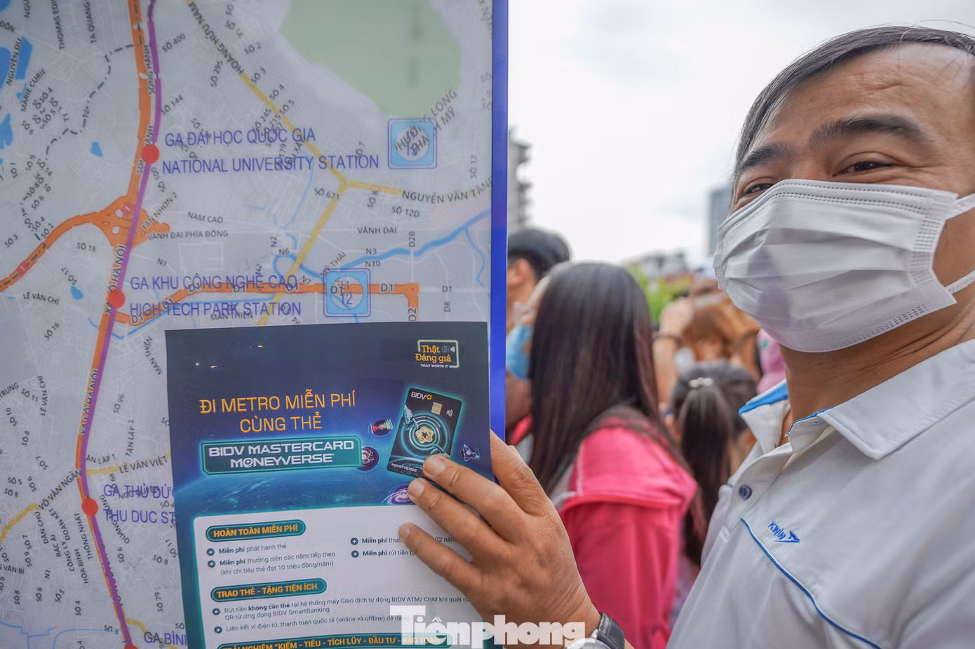 Anh Nguyễn Thiện (ngụ quận 11) cho biết anh có hai căn nhà ở quận 11 và TP Thủ Đức nên rất mong tuyến metro vận hành để thuận tiện đi lại. "Hàng ngày, việc di chuyển bằng ô tô mất khá nhiều thời gian. Khi tuyến tàu metro chạy, mình sẽ sử dụng thường xuyên nhằm tiết kiệm thời gian vì sẽ không bị kẹt xe", anh Thiện chia sẻ.