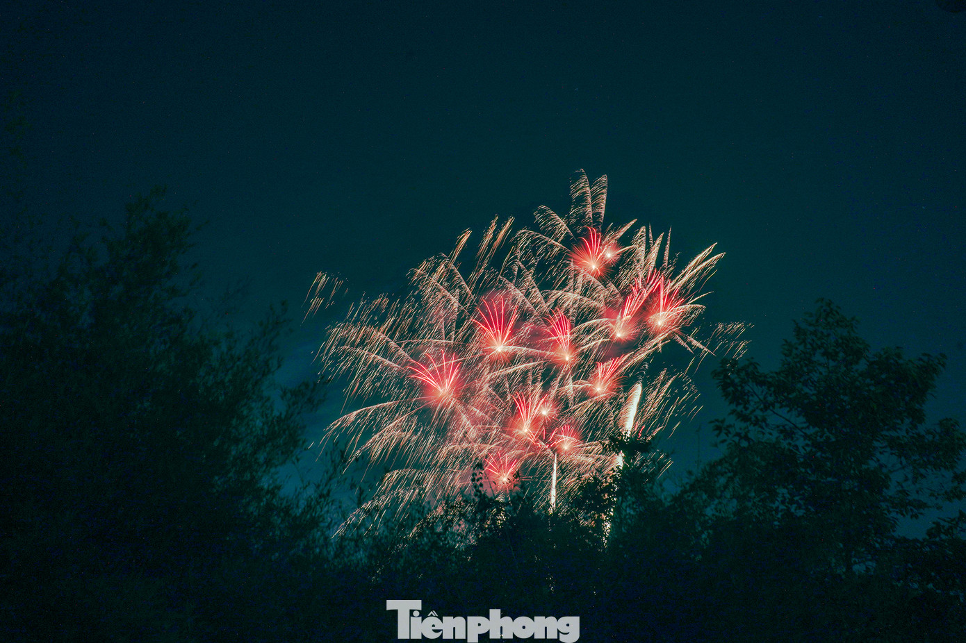 Bài bắn tại khu vực Khu di tích lịch sử Ngã Ba Giồng tuy là tầm thấp nhưng có nhiều phân đoạn kết hợp hoành tráng, tiếng nổ vang trời khiến người xem không ngớt trầm trồ.