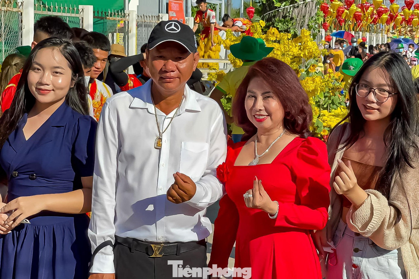 Với mong mong muốn thoát nghèo và quay về giúp bà con quê mình, năm 2000, vợ chồng ông quyết định rời quê, nhờ người chị xin cho làm tiếp thị tại một công ty mỹ phẩm. Nhờ siêng năng, năm 2003, ông bắt đầu kinh doanh riêng. Mỗi ngày ông cố gắng học hỏi, đến năm 2011, ông đã có 2 công ty mỹ phẩm riêng. Từ một người đi làm thuê, cuộc sống vất vả, khi đã có của ăn của để, năm 2012 ông Lang trở về quê đóng góp xây dựng hàng chục công trình giao thông nông thôn, hỗ trợ địa phương chăm lo an sinh xã hội cho đến nay. Với mong mong muốn thoát nghèo và quay về giúp bà con quê mình, năm 2000, vợ chồng ông quyết định rời quê, nhờ người chị xin cho làm tiếp thị tại một công ty mỹ phẩm. Nhờ siêng năng, năm 2003, ông bắt đầu kinh doanh riêng. Mỗi ngày ông cố gắng học hỏi, đến năm 2011, ông đã có 2 công ty mỹ phẩm riêng. Từ một người đi làm thuê, cuộc sống vất vả, khi đã có của ăn của để, năm 2012 ông Lang trở về quê đóng góp xây dựng hàng chục công trình giao thông nông thôn, hỗ trợ địa phương chăm lo an sinh xã hội cho đến nay.