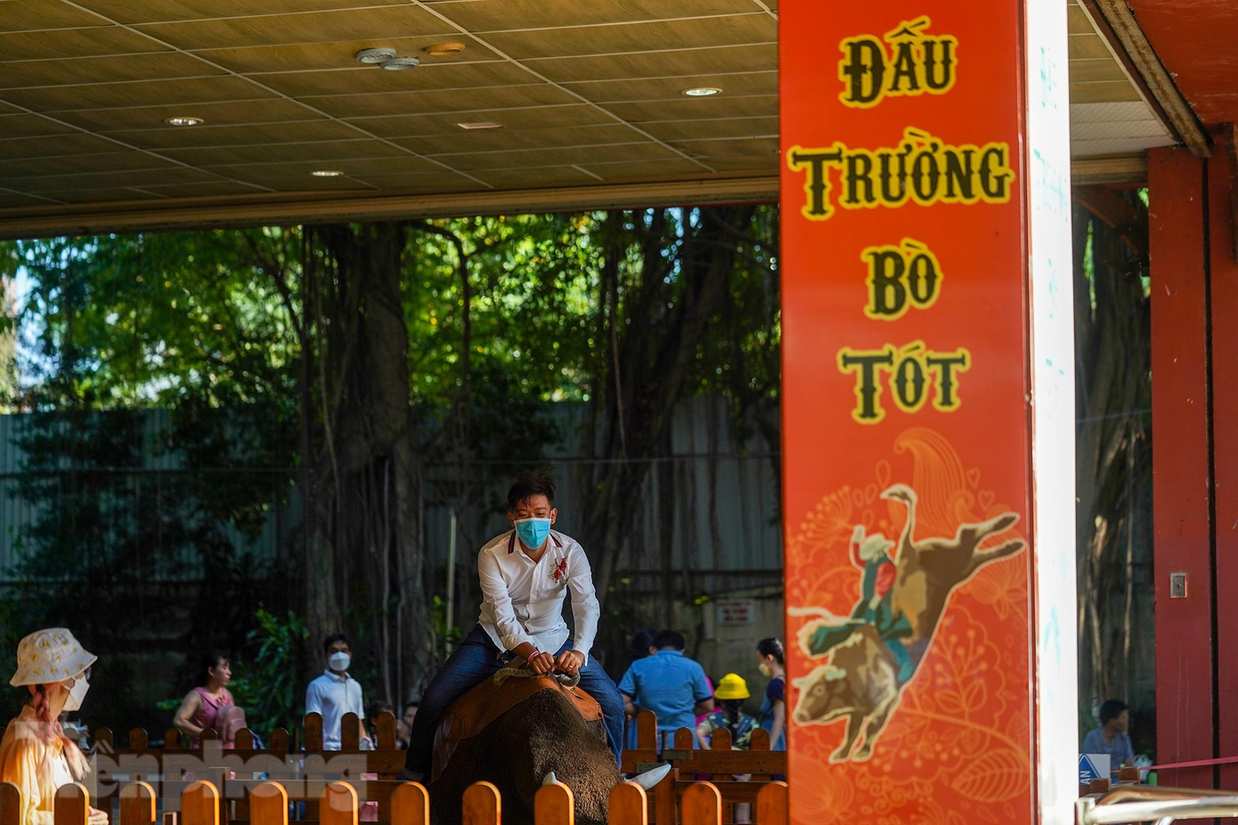 "Vận động như thế này mà phải đeo khẩu trang, mệt đứt hơi ấy chứ, nhưng vui. Năm mới thấy người dân được tự do đi lại như thế này là tuyệt vời", bạn Nguyễn Văn Phú, quê Long An chia sẻ.