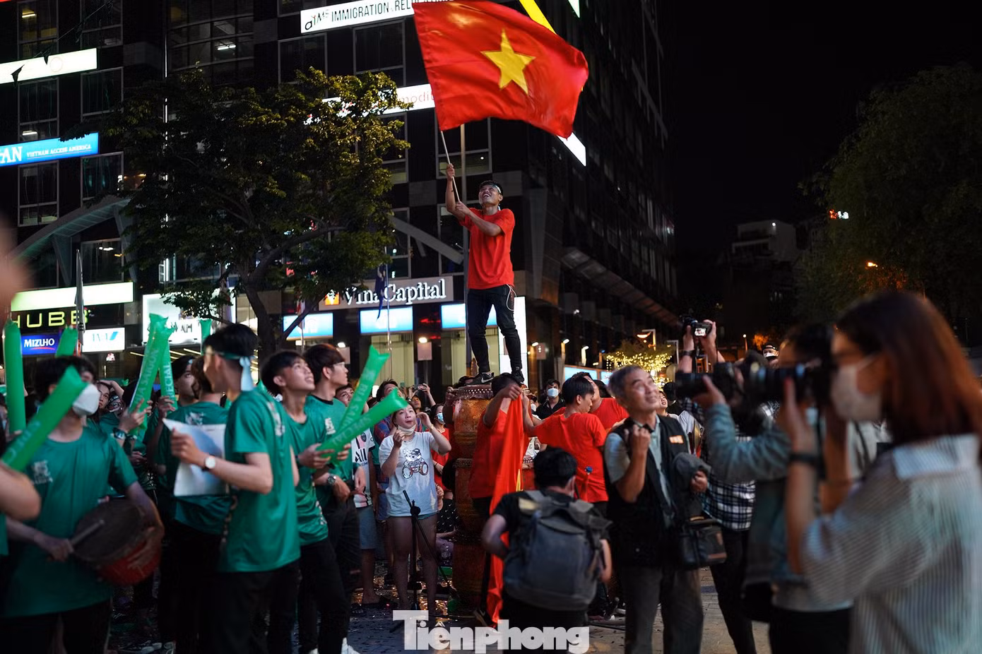 Tất cả cùng nhau hò reo hai cụm từ : "Tứ kết-vô địch".