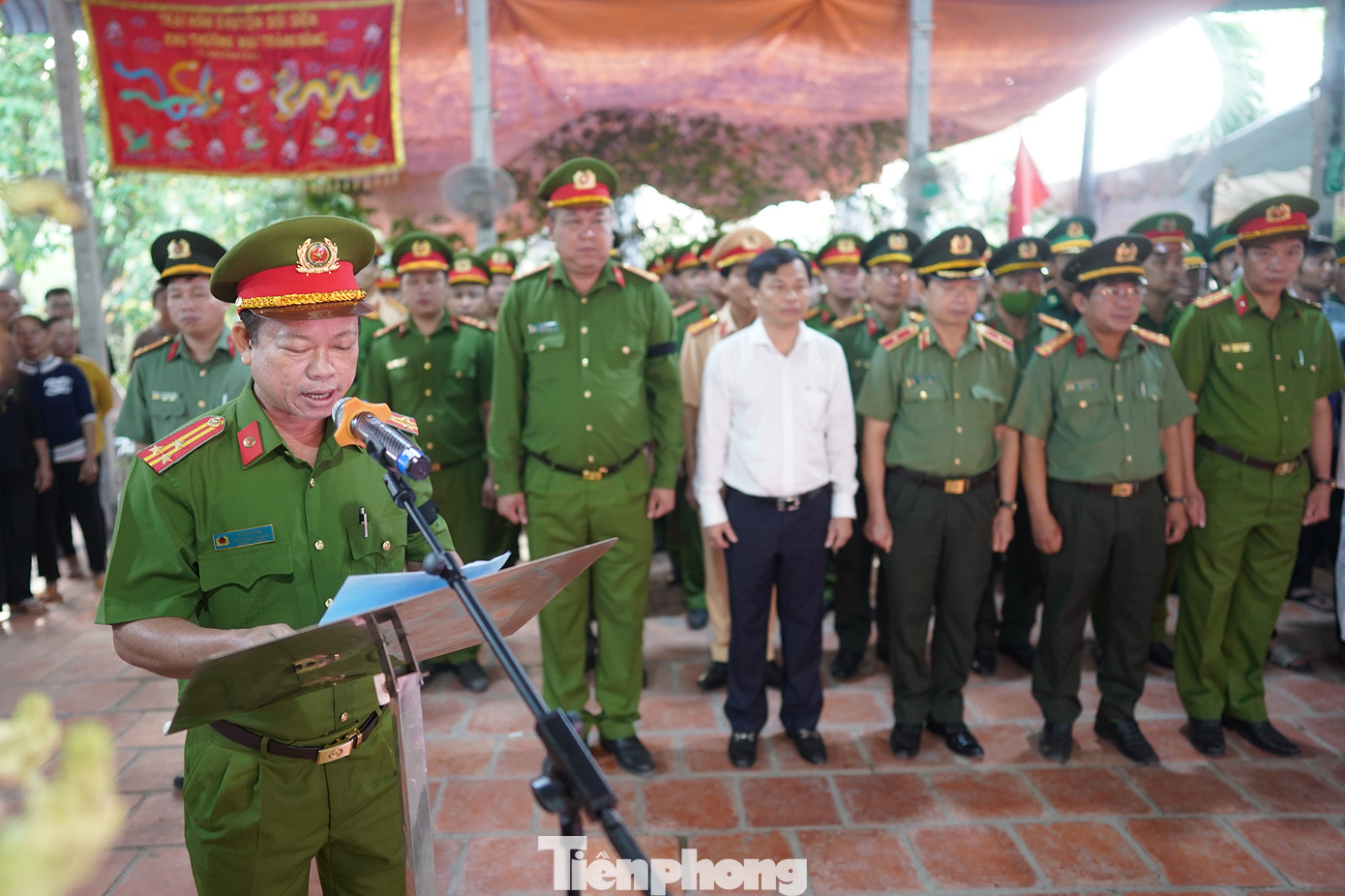 Thượng tá Võ Văn Tạo - Phó trưởng Công an huyện Đức Hoà, tỉnh Long An đọc điếu văn tiễn biệt Trung tá Nguyễn Xuân Hào: &quot;Đồng chí Trung tá Nguyễn Xuân Hào luôn làm tròn nhiệm vụ với Tổ quốc, với Đảng, với lực lượng công an nhân dân. Với gia đình, đồng chí là người con hiếu thảo, người chồng, người anh trọn nghĩa vẹn tình. Đây là mất mát quá lớn đối với lực lượng và người thân Trung tá Hào. Sự hy sinh của đồng chí chứng minh cho truyền thống tận trung với Tổ quốc, với Đảng, tận hiếu với nhân dân, không sợ nguy hiểm, sẵn sàng hy sinh tính mạng vì bình yên cuộc sống, vì hạnh phúc của nhân dân...&quot;.