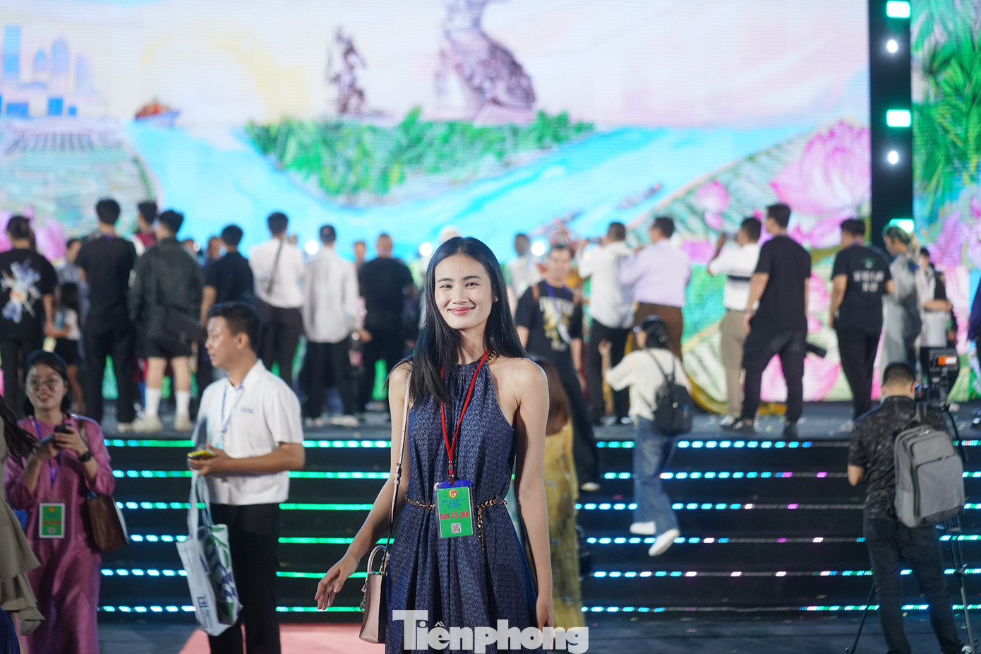 Hoa hậu Ý Nhi xuất hiện ở cuối chương trình khai mạc Tuần Văn hóa - Thể thao - Du lịch tỉnh Long An. Đại diện Việt Nam tại Miss World lần thứ 72 vừa về nước sau khi hoàn thành việc học tại Australia.