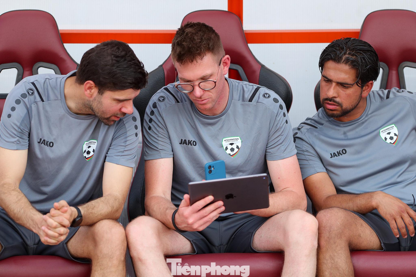 HLV Anoush Dastgir (ngoài cùng bên trái) của Afghanistan thừa nhận đội tuyển Việt Nam hiện nay đã khác hẳn so với lần đối đầu gần nhất của chúng ta với đội bóng Trung Á năm 2017.