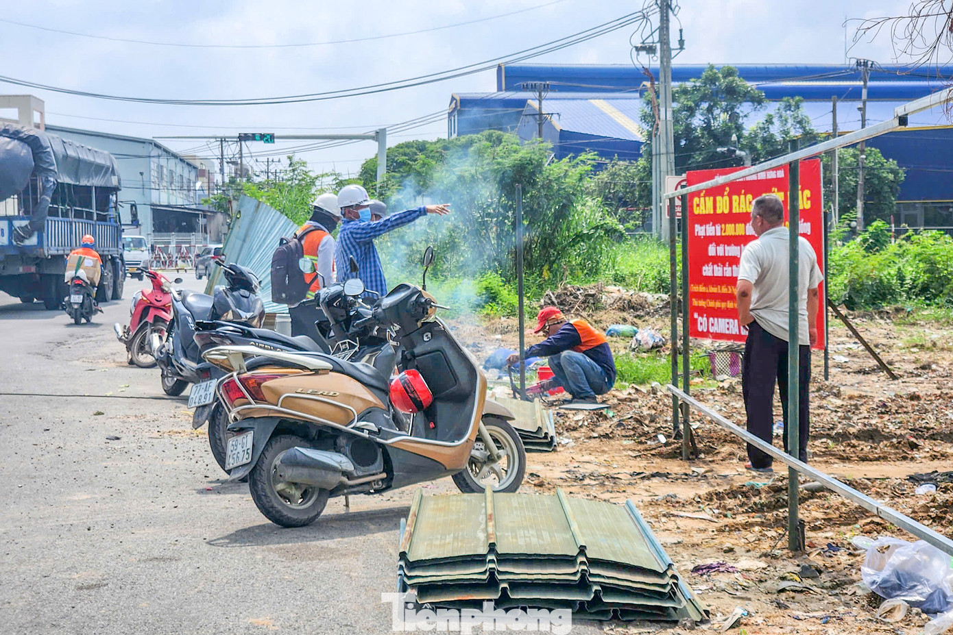 Sáng 12/10, công nhân đang thi công phần rào chắn những cây cọc chìa ra như "bẫy" người đi đường.