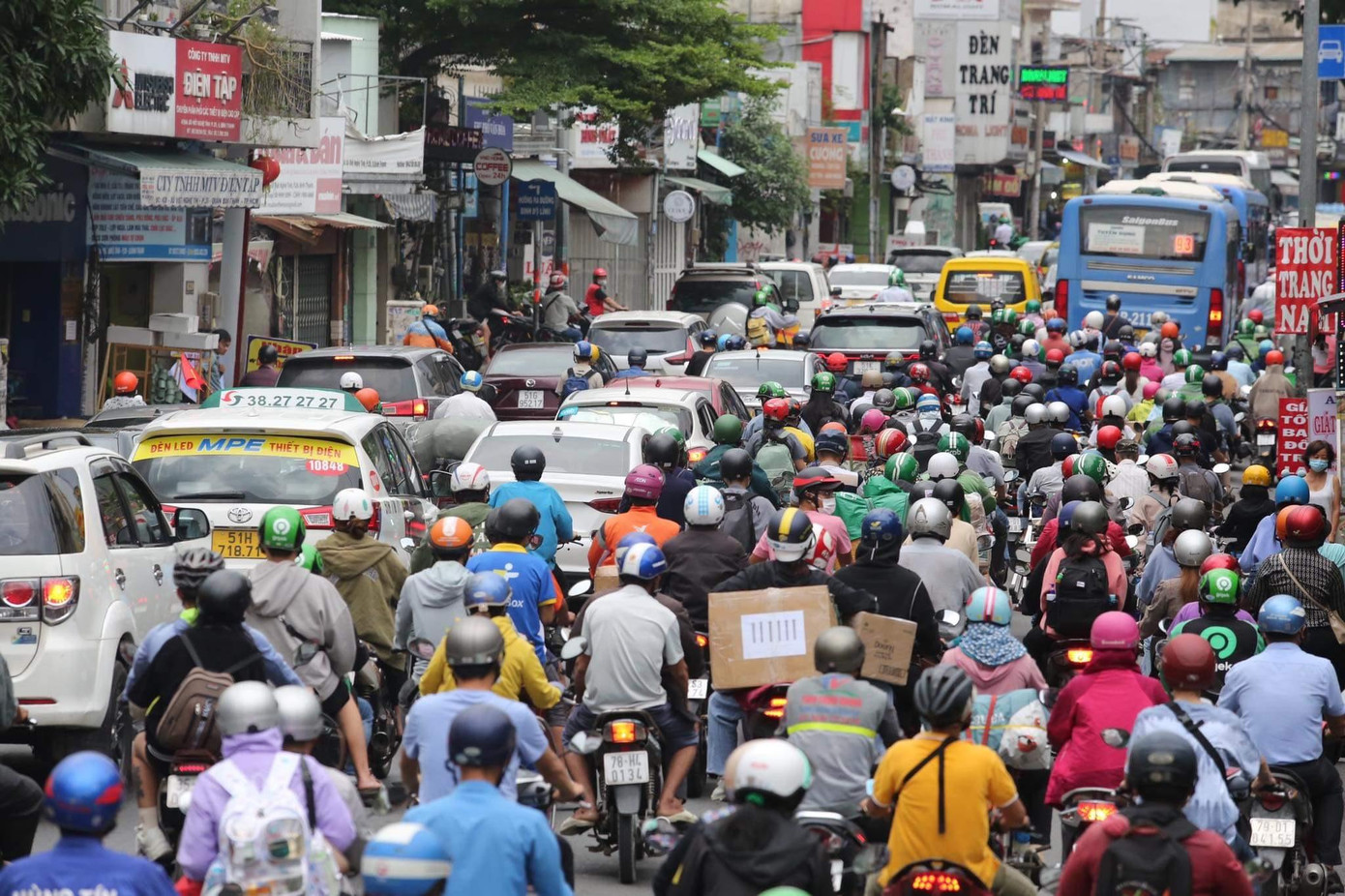 Đường Xô Viết Nghệ Tĩnh, quận Bình Thạnh ùn ứ kéo dài.