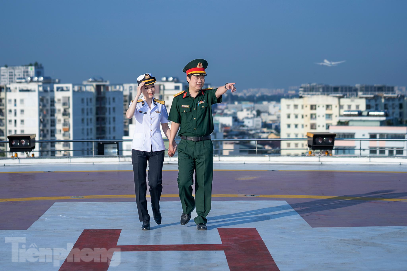 Đại uý Lê Quang Vinh, khoa nội Tiêu hoá-Bệnh viện quân y 175 tay trong tay cùng Thiếu uý-điều dưỡng Nguyễn Thị Kim Thoa, đội điều trị 486, phòng Hậu cần vùng 4 Hải quân. Đại uý Lê Quang Vinh, khoa nội Tiêu hoá-Bệnh viện quân y 175 tay trong tay cùng Thiếu uý-điều dưỡng Nguyễn Thị Kim Thoa, đội điều trị 486, phòng Hậu cần vùng 4 Hải quân.