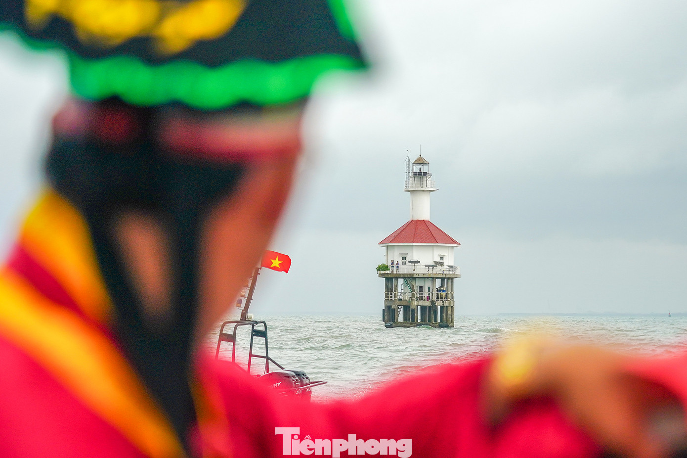 "Ghe Nghinh Ông được trang trí lộng lẫy. Địa điểm Nghinh Ông trên biển là tam giang khẩu, tức là nơi giáp nhau của ba con nước (cách bờ biển khoảng 4 hải lý, 1 hải lý = 1,8 km, ngay vị trí nhà đèn của biển). Các ghe tàu đánh bắt tại địa phương về dự lễ đã neo đậu sẵn trên bờ biển, trên ghe giăng đèn, kết hoa, treo cờ màu sắc rực rỡ và trước mỗi ghe đều bày mâm lễ vật để chuẩn bị ra khơi cúng Ông", ông Trần Thanh Sơn, Vạn phó Hội Vạn lạch thị trấn Cần Thạnh chia sẻ.