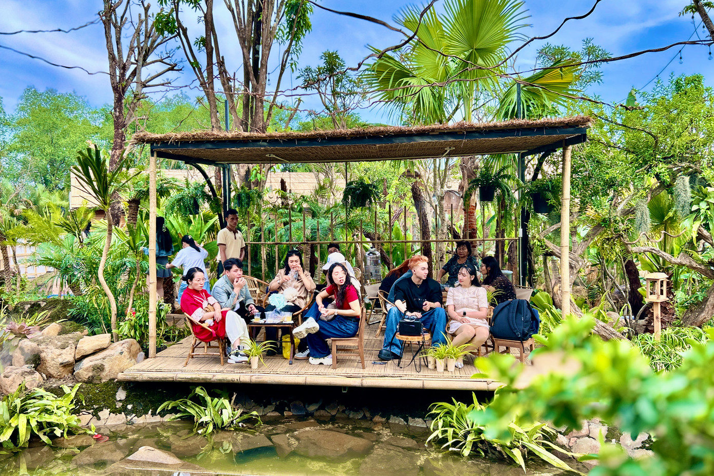 Quán cũng chọn những dòng nhạc êm đềm không lời, giai điệu dịu êm để nâng cảm xúc du khách như một kiểu không muốn làm phá đi sự thư thái, nhẹ nhàng mà không gian nơi đây mang lại.