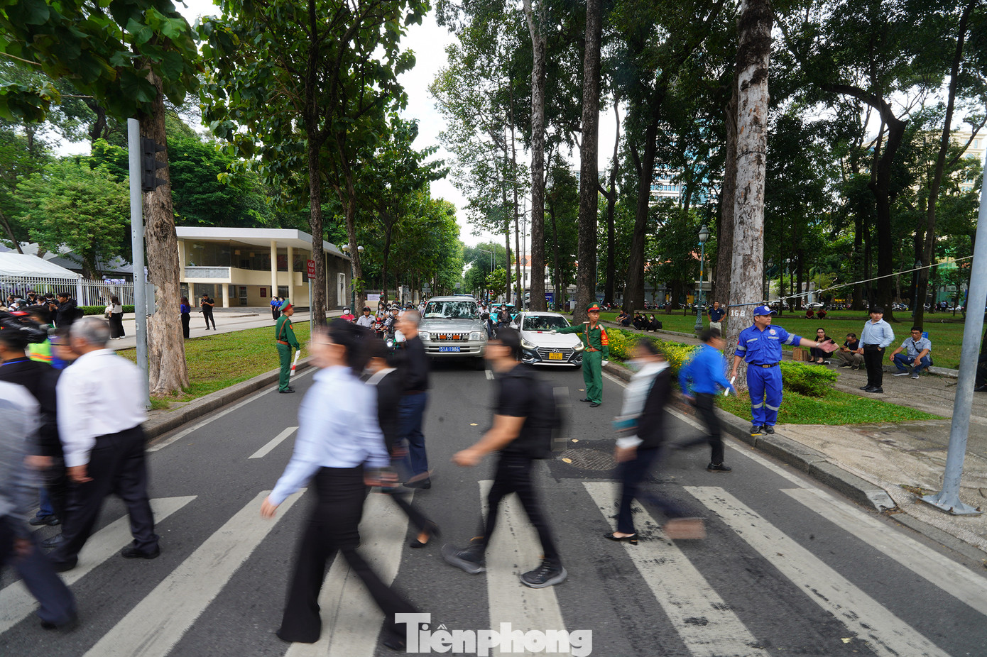 Các đoàn đại biểu và người dân xếp hàng chờ viếng Tổng Bí thư Nguyễn Phú Trọng tại Hội trường Thống Nhất (TPHCM) sáng 25/7. Các đoàn đại biểu và người dân xếp hàng chờ viếng Tổng Bí thư Nguyễn Phú Trọng tại Hội trường Thống Nhất (TPHCM) sáng 25/7.