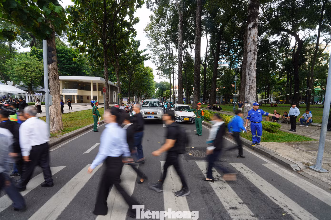 Các đoàn đại biểu và người dân xếp hàng chờ viếng Tổng Bí thư Nguyễn Phú Trọng tại Hội trường Thống Nhất (TPHCM) sáng 25/7. Các đoàn đại biểu và người dân xếp hàng chờ viếng Tổng Bí thư Nguyễn Phú Trọng tại Hội trường Thống Nhất (TPHCM) sáng 25/7.