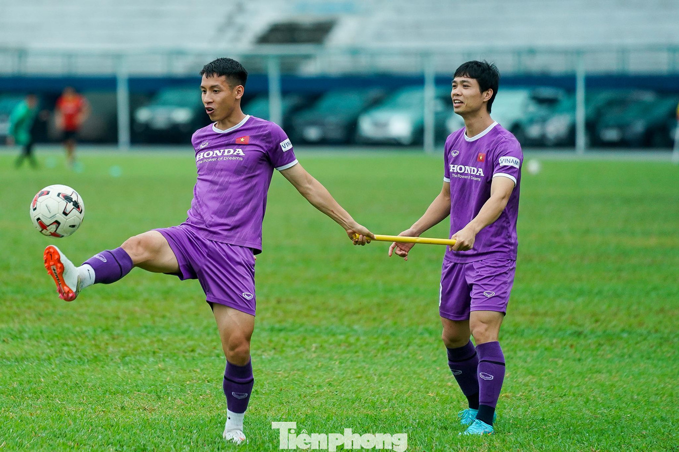 Đôi chân Đỗ Hùng Dũng nhảy múa với trái bóng trước sự cổ vũ của Công Phượng. Đôi chân Đỗ Hùng Dũng nhảy múa với trái bóng trước sự cổ vũ của Công Phượng.