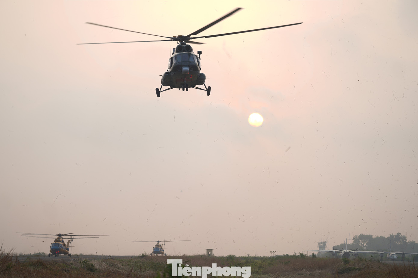 Từ lúc 3h sáng, các biên đội bắt đầu triển khai đội hình cơ bản để bay huấn luyện.