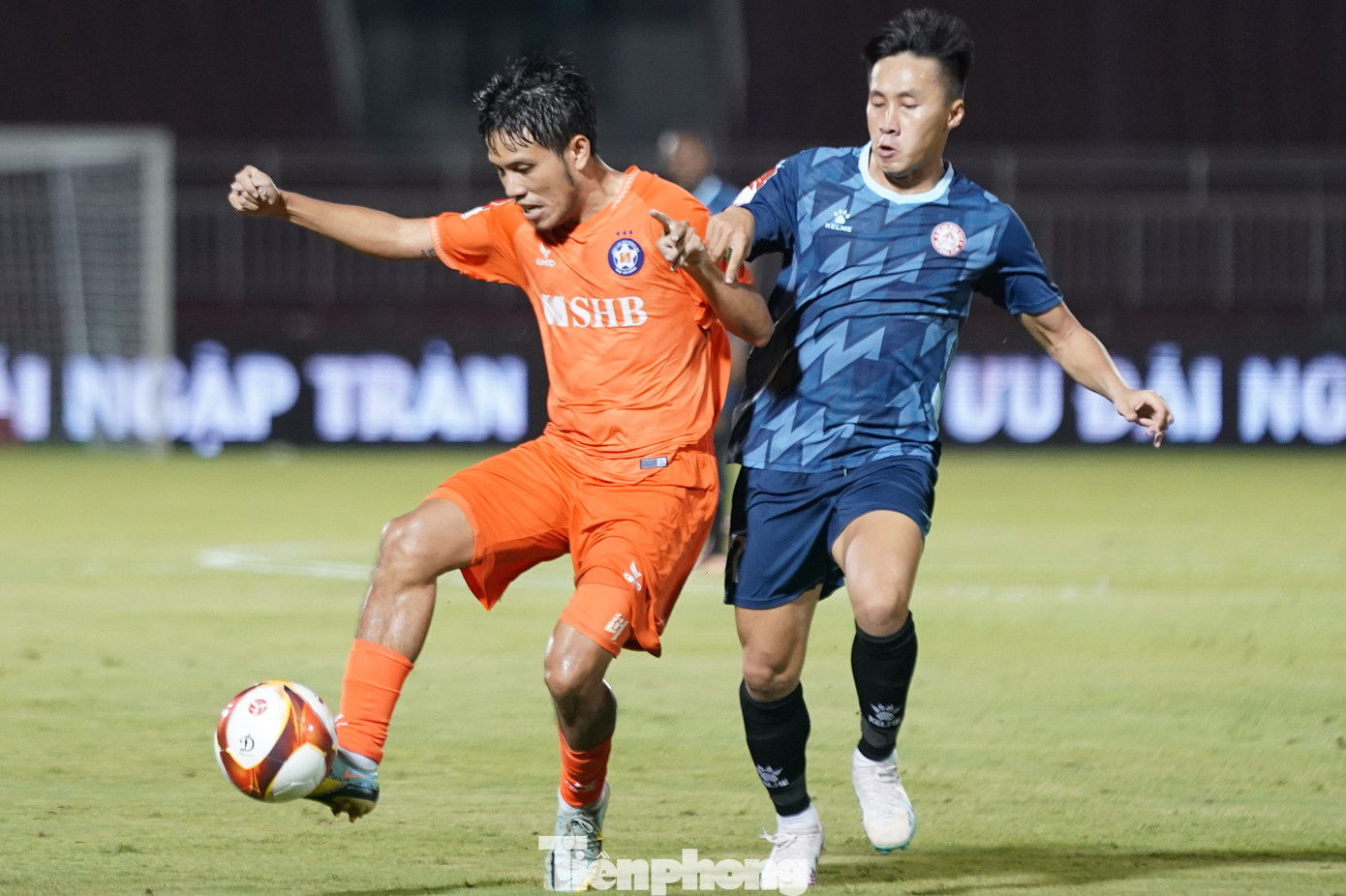 Có thời điểm gần như bế tắc khi cả hai đều nhập cuộc với quyết tâm cao và chơi áp sát quyết liệt mỗi khi đối phương có bóng. Có thời điểm gần như bế tắc khi cả hai đều nhập cuộc với quyết tâm cao và chơi áp sát quyết liệt mỗi khi đối phương có bóng.