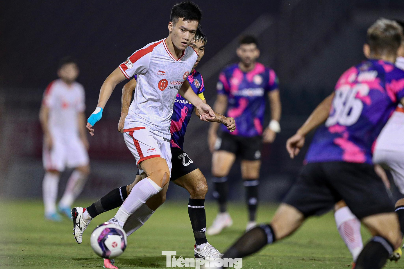 Nửa cuối hiệp 1, đội Viettel kiểm soát thế trận tốt hơn, những cơ hội cũng xuất hiện nhiều hơn. Nửa cuối hiệp 1, đội Viettel kiểm soát thế trận tốt hơn, những cơ hội cũng xuất hiện nhiều hơn.