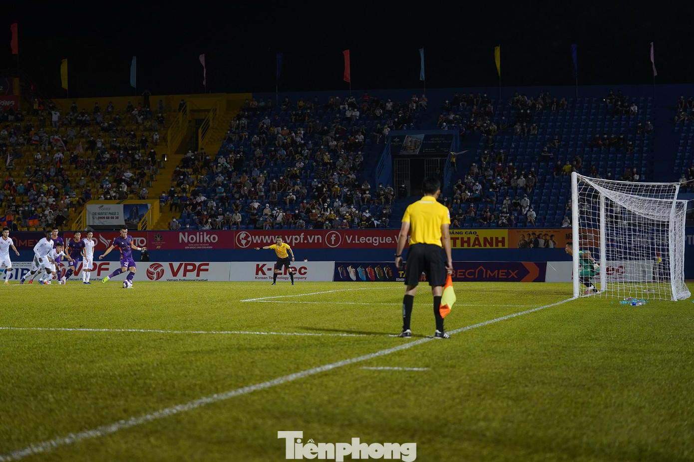 Trên chấm 11m, Tiến Linh gỡ hoà 2-2 cho B.Bình Dương.