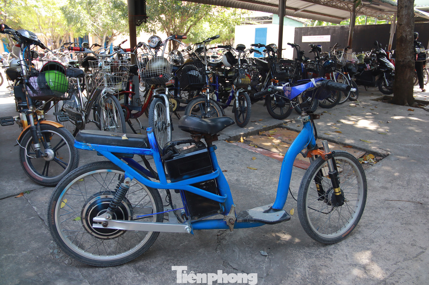 Một chiếc xe đạp điện được độ pin, thay đổi kết cấu tháo hết các trang bị an toàn cần thiết.