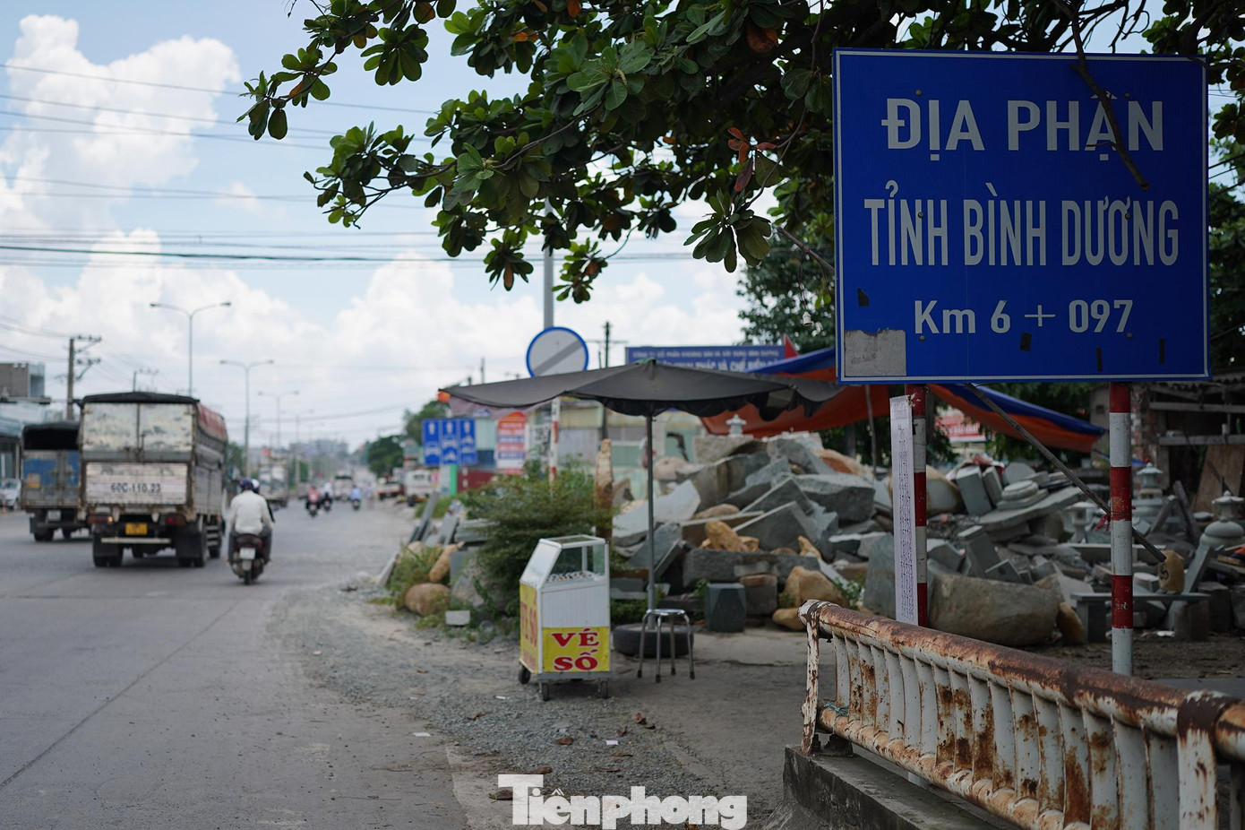 Còn tại Bình Dương, diện tích đất dân cư tính toán đền bù cao hơn diện tích trong thuyết minh báo cáo của Chính phủ là 11,2 ha và làm tăng chi phí giải phóng mặt bằng lên 1.677 - 3.920 tỷ đồng. Diện tích tính toán đền bù là 30 ha trong khi diện tích trong báo cáo là 18,78 ha, giá đền bù tính toán tại Bình Dương là 15 - 35 triệu đồng/m2.